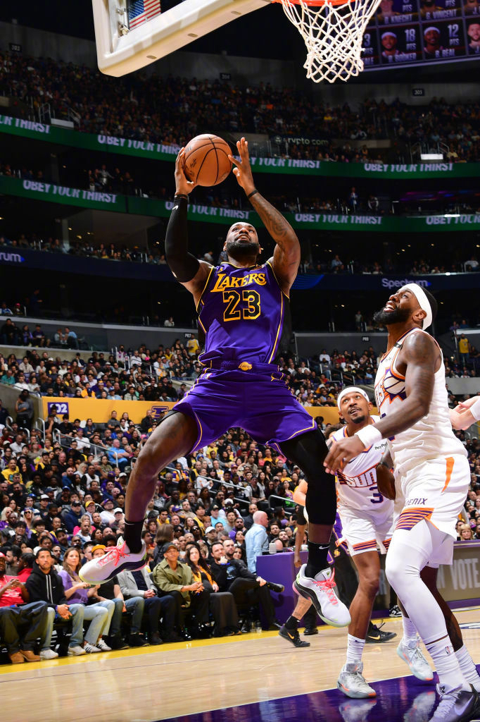 詹姆斯单挑得手，带领湖人取得比赛胜利的简单介绍