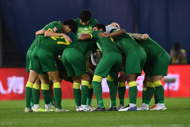 包含中场核心患伤出局，球队调整战术备战重任的词条