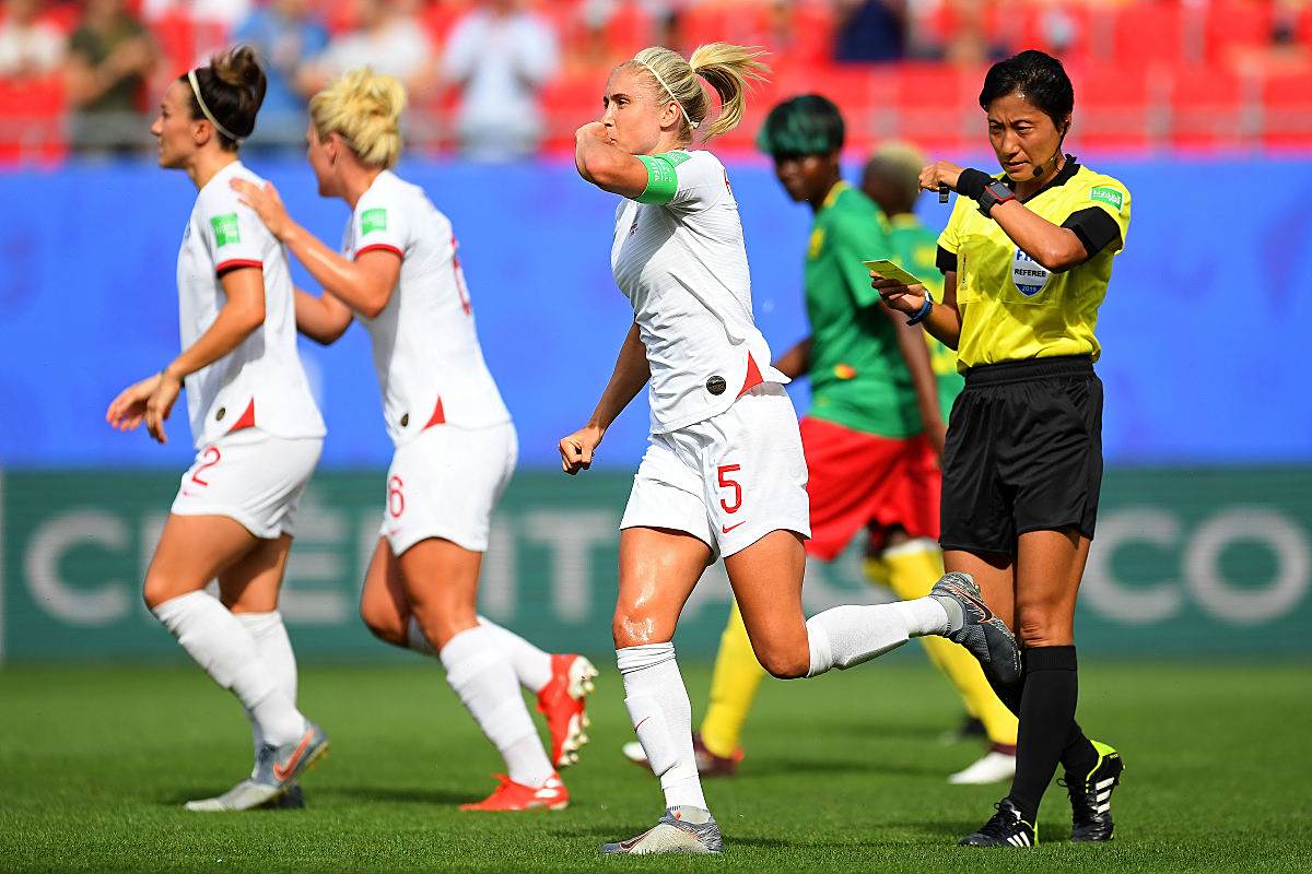 包含女子足球运动员展现出色技术，引发关注的词条