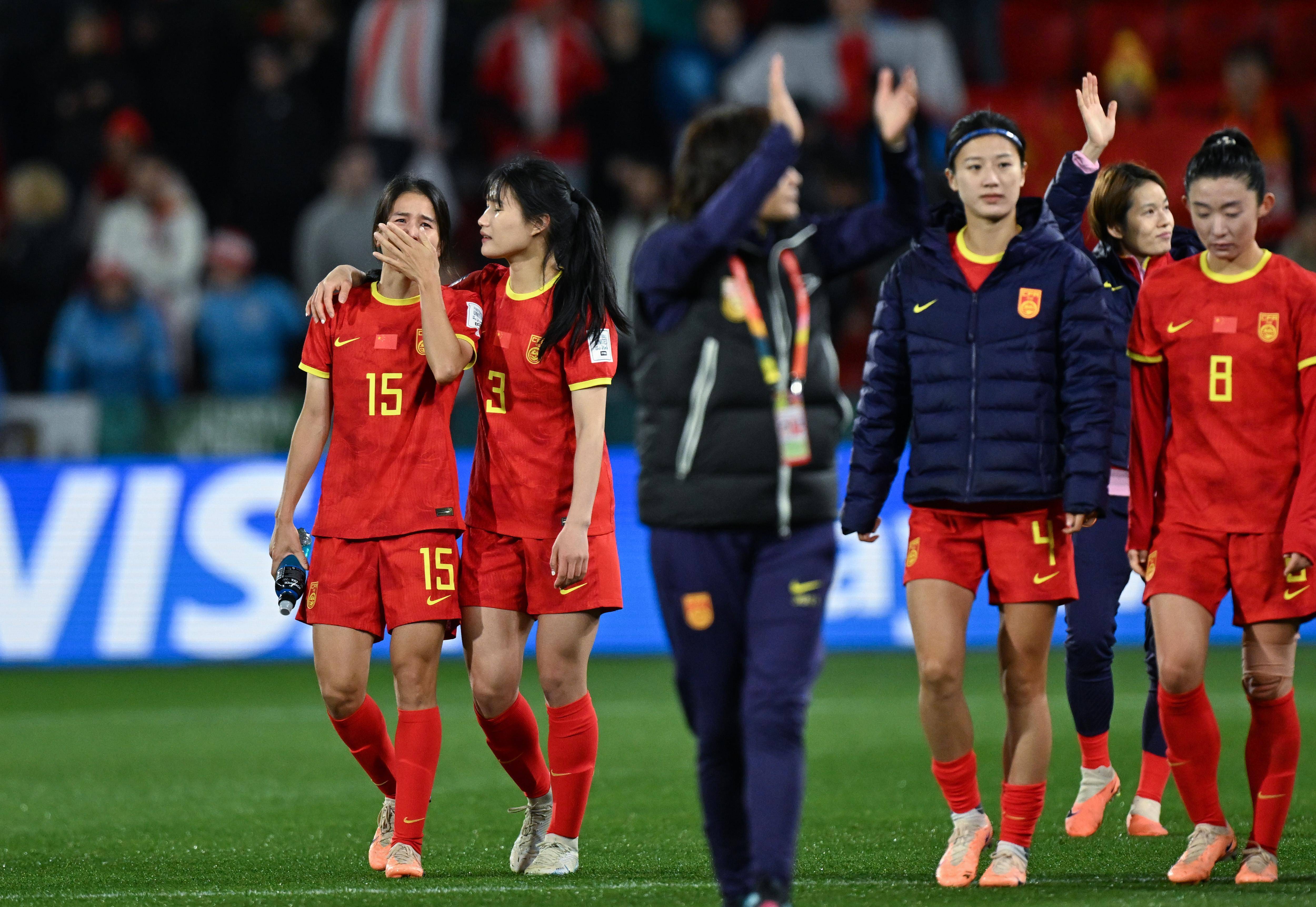 包含女子足球运动员展现出色技术，引发关注的词条