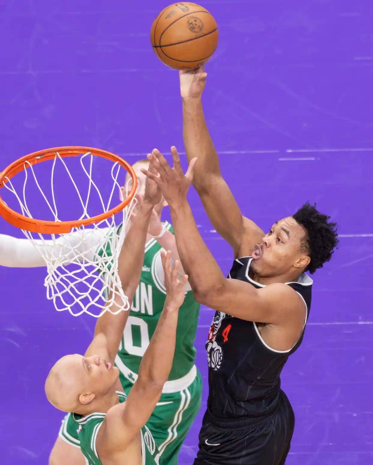 关于凯尔特人轻取爵士,戈贝尔关键制胜的信息 关于凯尔特人轻取爵士,戈贝尔关键制胜的信息