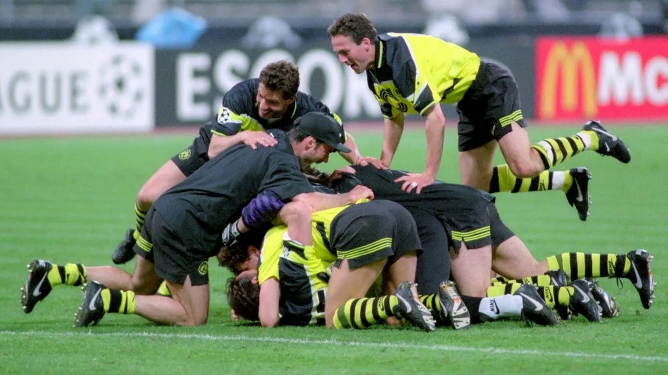 包含摩洛哥横扫多特蒙德，凯恩点燃赛场的词条