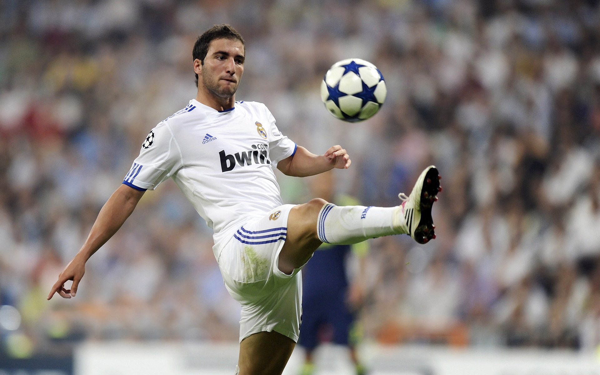 独行侠血拼国王，乔治进攻端无人可挡，一场个人英雄主义与团队韧性的对决