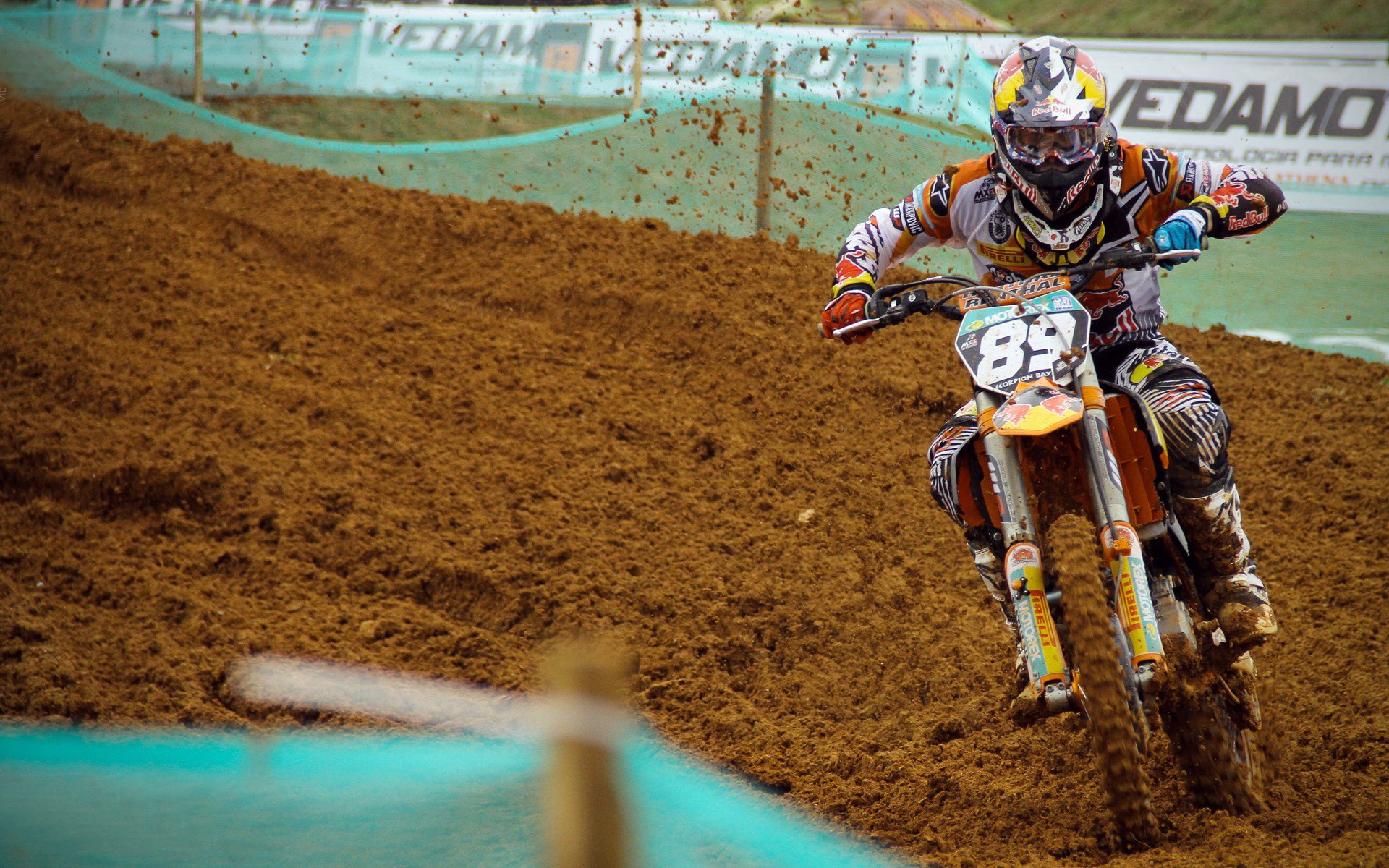 街道狂飙与绿茵鏖战，F1焦点战与乌克兰的足球奇迹